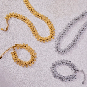 Parure de bijoux en acier titane avec colliers et bracelets au design fleurs de soleil