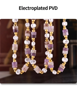 Détail du collier avec perles naturelles et PVD plaqué or en gros plan macro