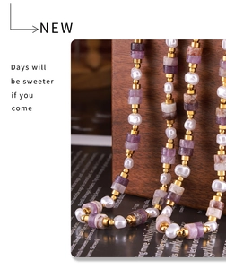 Macro de collier en perles vintage avec pierres naturelles violettes et baroques