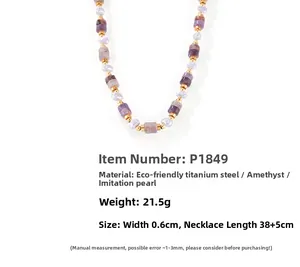 Gros plan de perles d'améthyste violettes et de perles de nacre sur collier titane