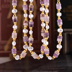 Collier vintage avec pierres naturelles violettes, perles baroques et billes d'or