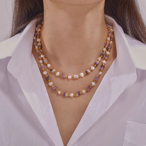 Collier vintage double rang avec pierres naturelles violettes, perles et billes dorées