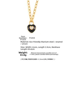 Détail du pendentif cœur avec émail noir, zircon et chaîne en titane plaqué or 18 carats