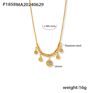 Détail du collier en acier titane avec pendentif chiffres romains et zircons sertis
