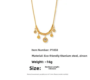Vue détaillée du collier en acier titane doré avec breloques zircon et spécifications