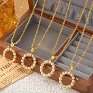 Elegante set di gioielli in acciaio al titanio dorato con collane a ciondolo tondo