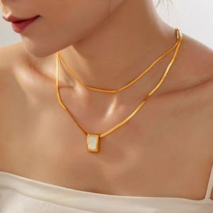 Collana a doppio strato placcata oro 18k con pendente quadrato in conchiglia bianca