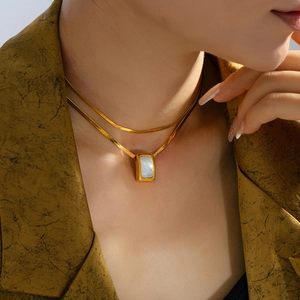 Collana a due strati in maglia serpente dorata con ciondolo rettangolare in madreperla