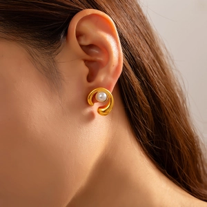 Boucles d'oreilles élégantes en titane doré en forme de C avec perle pour femme