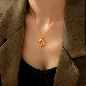 Collier chic avec pendentif spirale plaqué or 18 carats sur mannequin, style moderne