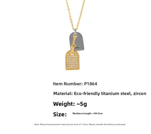 Detalle del collar de acero de titanio chapado en oro de 18k con colgante grabado de París
