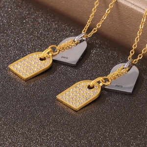 Collar de acero de titanio chapado en oro con colgante de circonitas y grabado de París fino