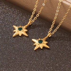 Collier en Acier Titane avec Pendentif Étoile à Huit Branches et Pierre Verte Chaîne Serpent Bijoux Minimalistes pour Femmes