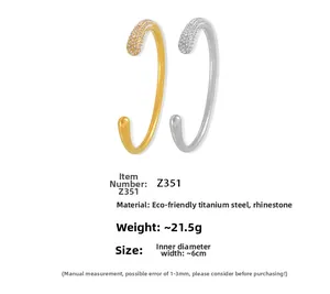 Dettaglio del bracciale a C in acciaio al titanio con pavé di zirconi e placcatura 18k