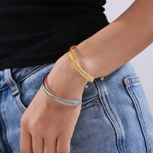 Bracciali aperti lucidi in oro 18k e argento con cristalli micro-pave per le donne