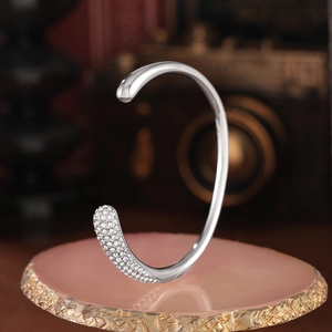 Bracciale aperto in argento con micro-pave di zirconi e finitura in metallo lucido