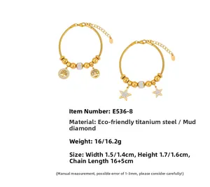 Détail des bracelets en acier titane doré avec breloques arbre de vie et étoile de mer
