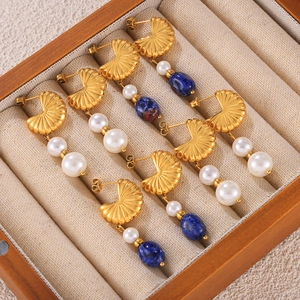 Ohrringe im Vintage-Palaststil aus 18k Gold mit Perlen und blauen Natursteinen