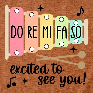 Gros plan d'un imprimé xylophone coloré avec slogan excited to see you sur coton marron