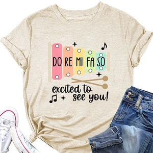 Détail d'un t-shirt beige en coton avec imprimé xylophone et texte musical créatif