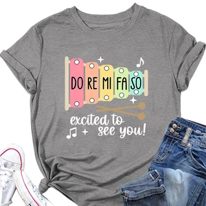 T-shirt gris avec motif de xylophone coloré et texte manuscrit sur un fond blanc pur