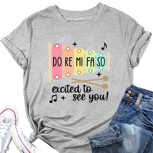 Détail du t-shirt gris en coton avec xylophone coloré et motif excited to see you imprimé