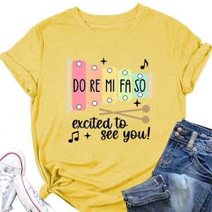 Détail d'un t-shirt en coton avec imprimé de xylophone et texte excited to see you