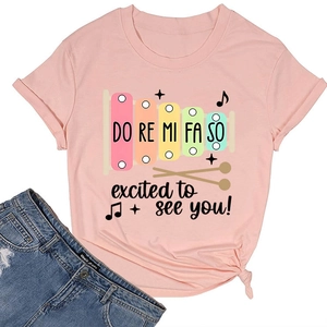 Détail du t-shirt rose avec imprimé xylophone, slogan et nœud élégant à l'ourlet