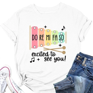 Détail d'un t-shirt blanc avec imprimé xylophone coloré et slogan musical décontracté