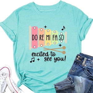 Détail du t-shirt vert menthe avec imprimé xylophone et texte excited to see you