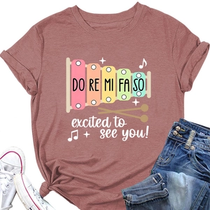 Vue à plat du t-shirt mauve à col rond avec motif de xylophone et jean denim