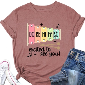 Détail du t-shirt rose poudré avec imprimé xylophone coloré et gamme musicale
