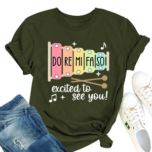 Vue à plat d'un t-shirt vert armée avec motif xylophone, jean en denim et baskets blanches