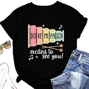 T-shirt noir en coton avec imprimé xylophone coloré et slogan, présentation à plat sur blanc