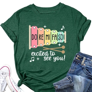 T-shirt femme vert foncé avec motif musique et short en jean sur un plan plat