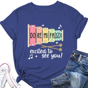 Détail de l'imprimé xylophone coloré avec notes de musique sur T-shirt bleu marine