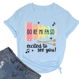 Détail d'un t-shirt en coton bleu clair avec imprimé xylophone coloré et slogan musical