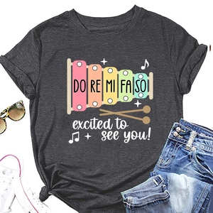 T-shirt gris foncé à plat avec graphique de xylophone et texte excited to see you