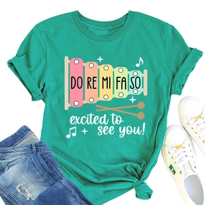 Détail d'un t-shirt bleu sarcelle avec imprimé xylophone, notes et slogan