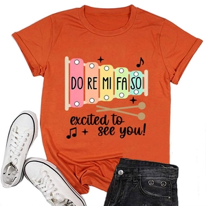 T-shirt en coton orange avec imprimé xylophone et tenue d'été décontractée à plat