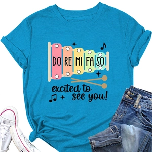 Détail du t-shirt bleu avec imprimé xylophone coloré et graphisme sur le thème musique