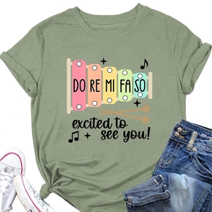 Détail d'un t-shirt vert Morandi avec imprimé xylophone et slogan excited to see you