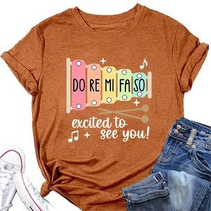 T-shirt orange brûlé à col rond avec motif de xylophone et baskets sur fond blanc