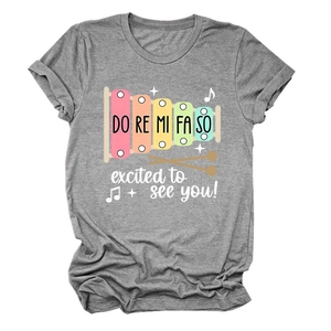 Détail du motif xylophone et du slogan excited to see you sur le t-shirt gris col rond
