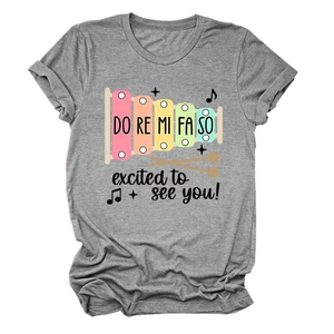 Détail à plat du t-shirt gris en coton avec imprimé de xylophone et texte musical