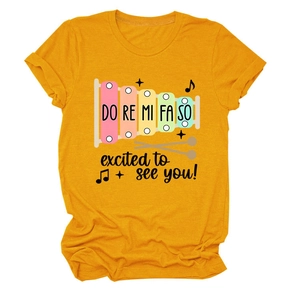 Détail du t-shirt jaune à col rond avec motif de xylophone et notes de musique