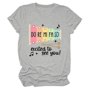 Gros plan d'un T-shirt gris avec imprimé xylophone coloré et texte Do Re Mi