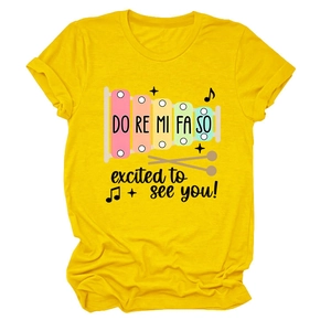 Gros plan d'un t-shirt jaune avec imprimé xylophone et texte Excited to see you