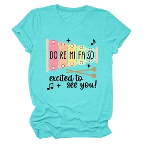 Détail de l'imprimé xylophone arc-en-ciel et jeu de mots sur t-shirt aqua col rond