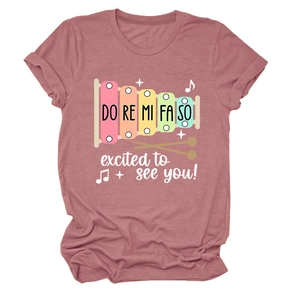 Détail d'un t-shirt à col rond avec motif xylophone et texte excited to see you